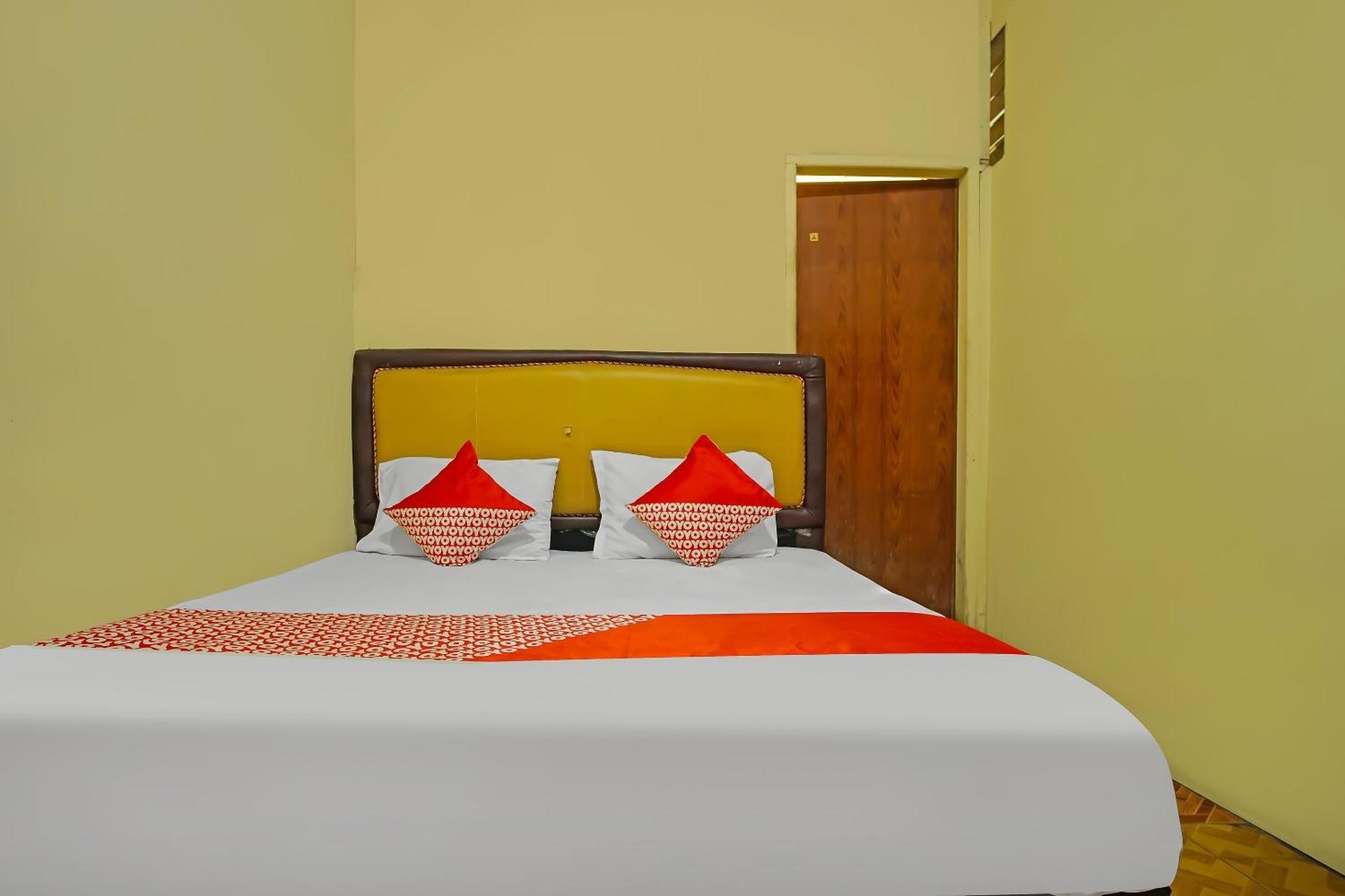 Oyo 92577 Hotel Sidikalang Near Kejaksaan Negeri Dairi Экстерьер фото