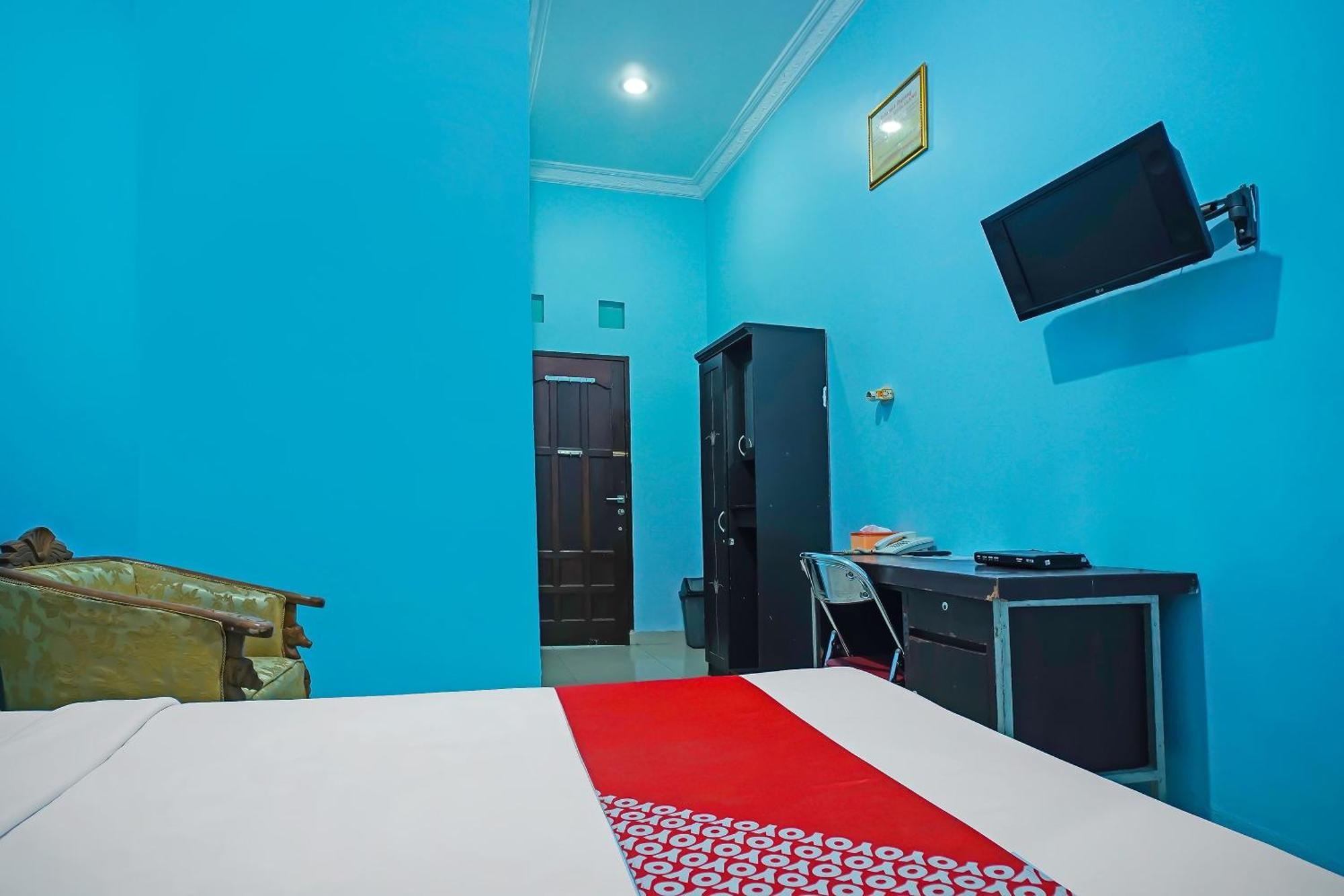 Oyo 92577 Hotel Sidikalang Near Kejaksaan Negeri Dairi Экстерьер фото