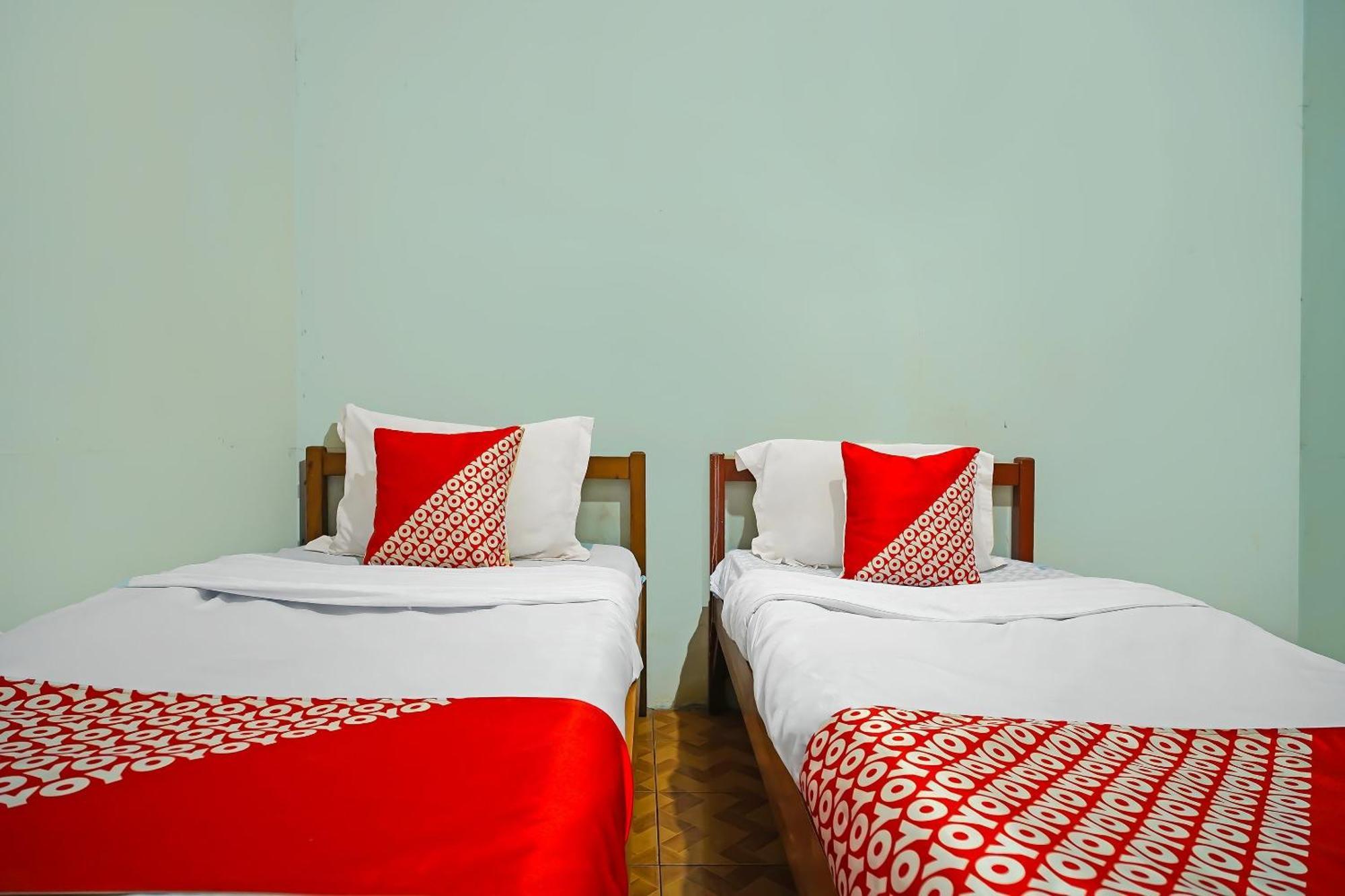 Oyo 92577 Hotel Sidikalang Near Kejaksaan Negeri Dairi Экстерьер фото