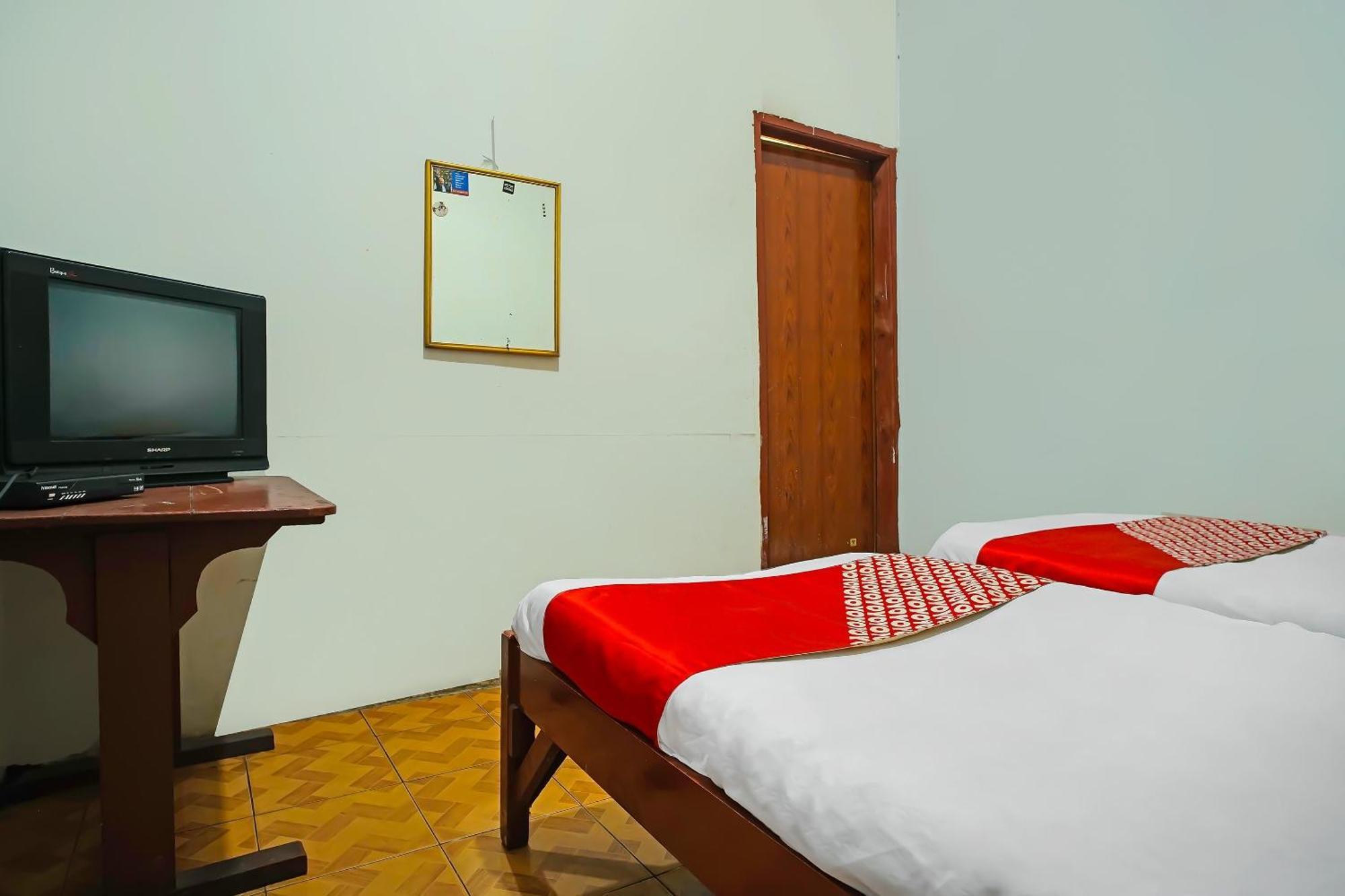 Oyo 92577 Hotel Sidikalang Near Kejaksaan Negeri Dairi Экстерьер фото