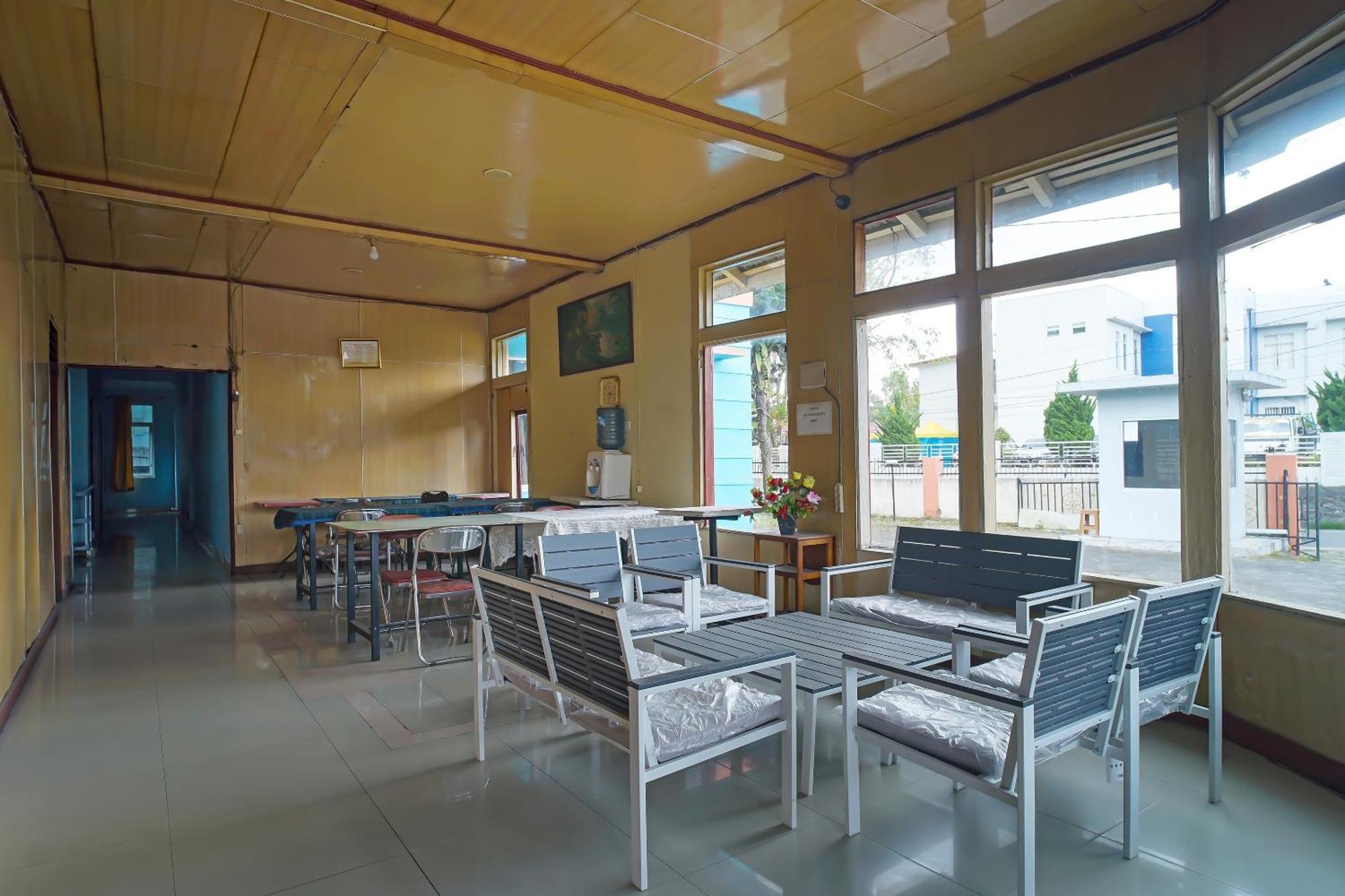 Oyo 92577 Hotel Sidikalang Near Kejaksaan Negeri Dairi Экстерьер фото
