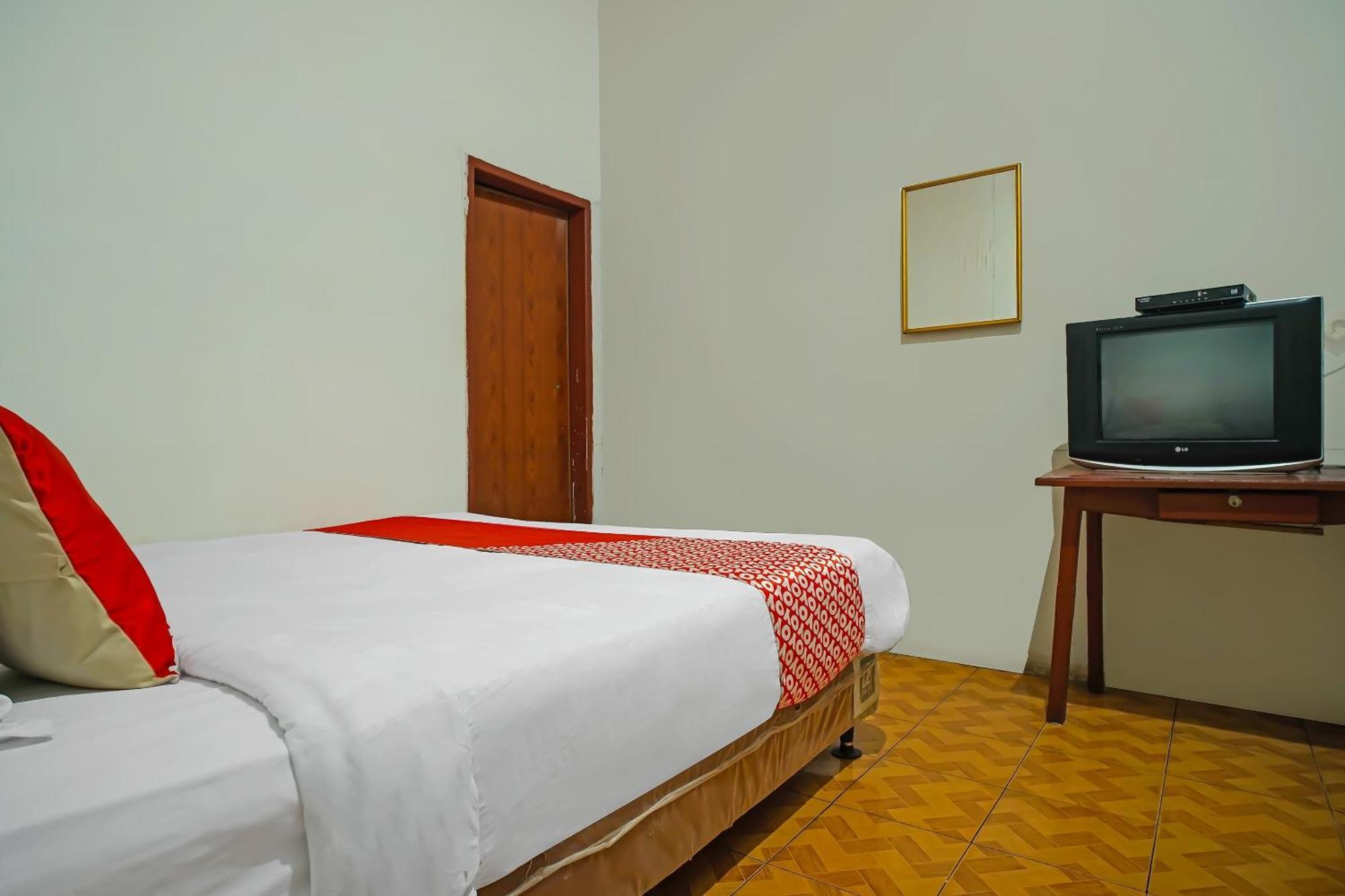 Oyo 92577 Hotel Sidikalang Near Kejaksaan Negeri Dairi Экстерьер фото