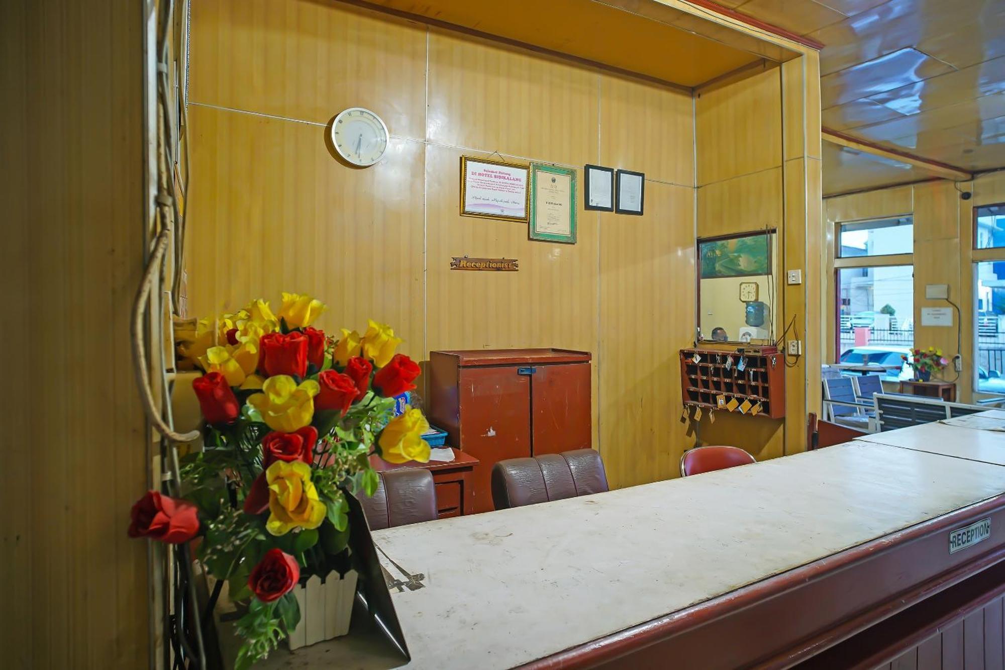 Oyo 92577 Hotel Sidikalang Near Kejaksaan Negeri Dairi Экстерьер фото