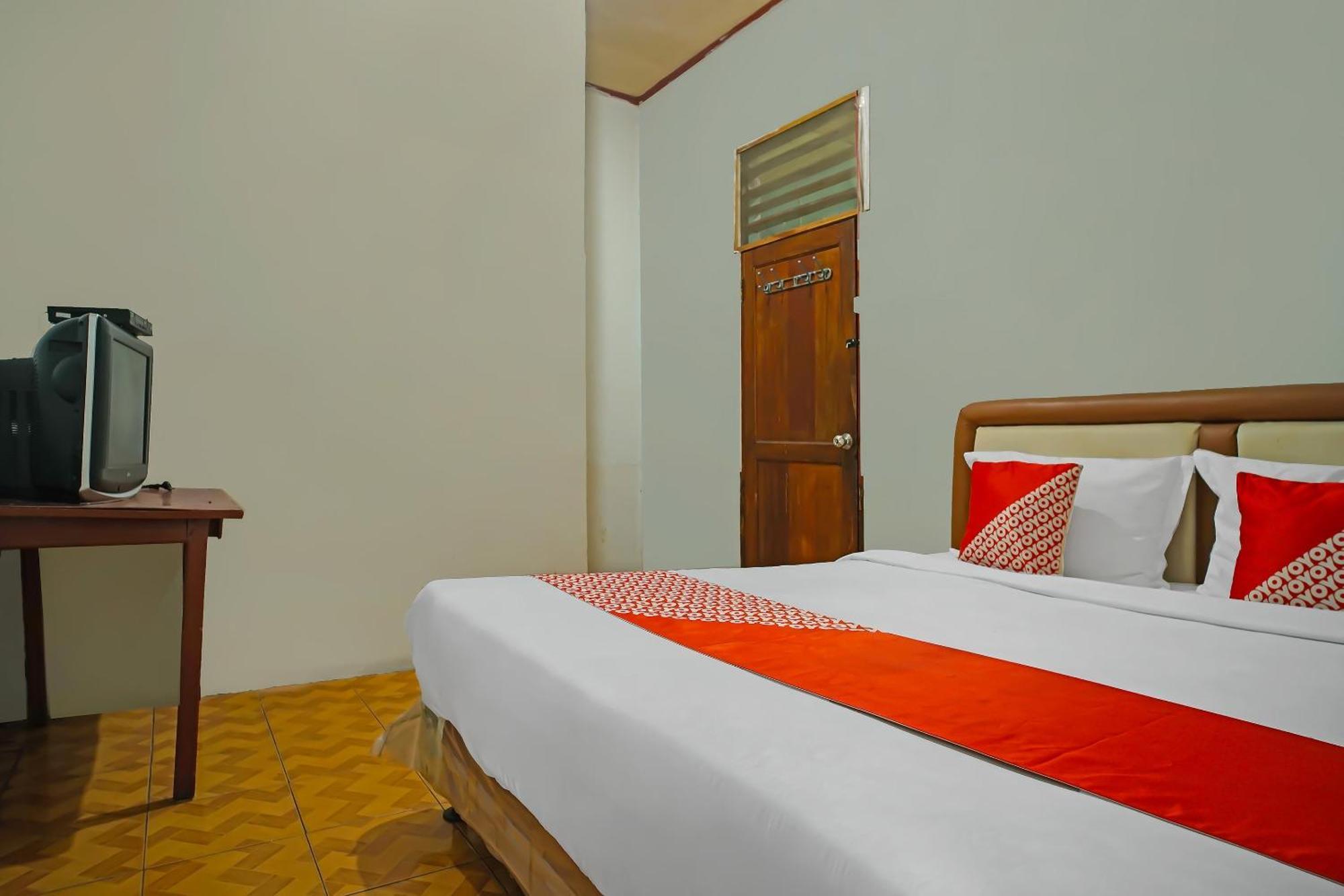Oyo 92577 Hotel Sidikalang Near Kejaksaan Negeri Dairi Экстерьер фото